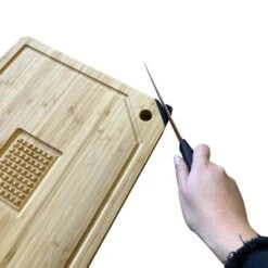 Planche à Découper En Bois Avec Aiguiseur De Couteaux Intégré 7 Planche à Découper En Bois Avec Aiguiseur De Couteaux Intégré -Le Jardin Parfai planche a decouper en bois multifonction 2